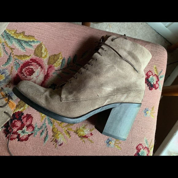 Coclico Bootie. Taupe Suede. 39 - Picture 2 of 2